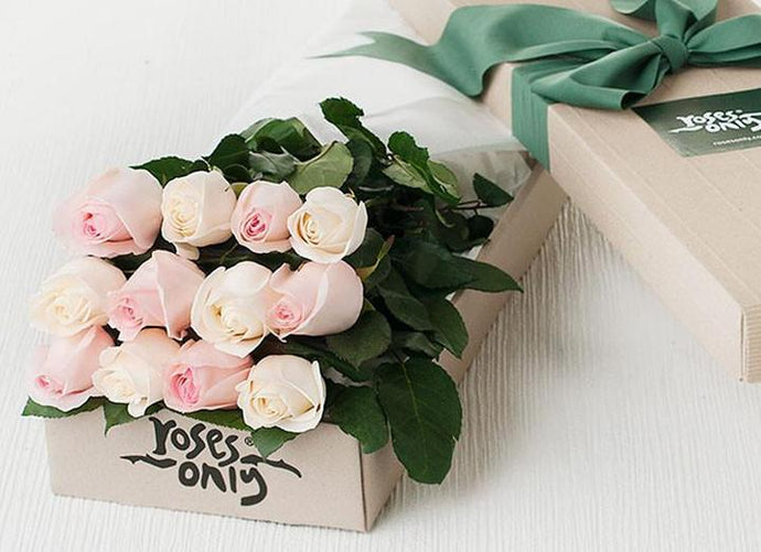 12 Mixed Pink and White Cream Roses Gift Box