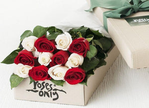 12 Mixed Red and White Cream Roses Gift Box